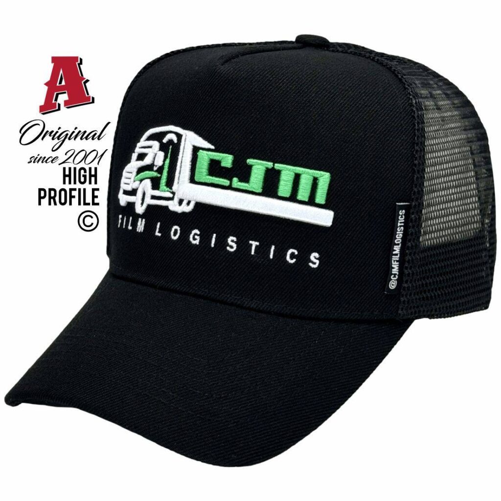 Gorra negra de camionero con parte trasera de malla, con el logotipo "CJM FILM LOGISTICS" en verde y blanco y un gráfico de un camión.