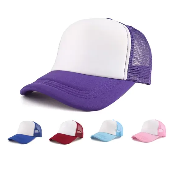 Una gorra trucker morada con panel frontal blanco y laterales de malla, rodeada de otras cuatro coloridas gorras en rojo, azul, azul claro y rosa.