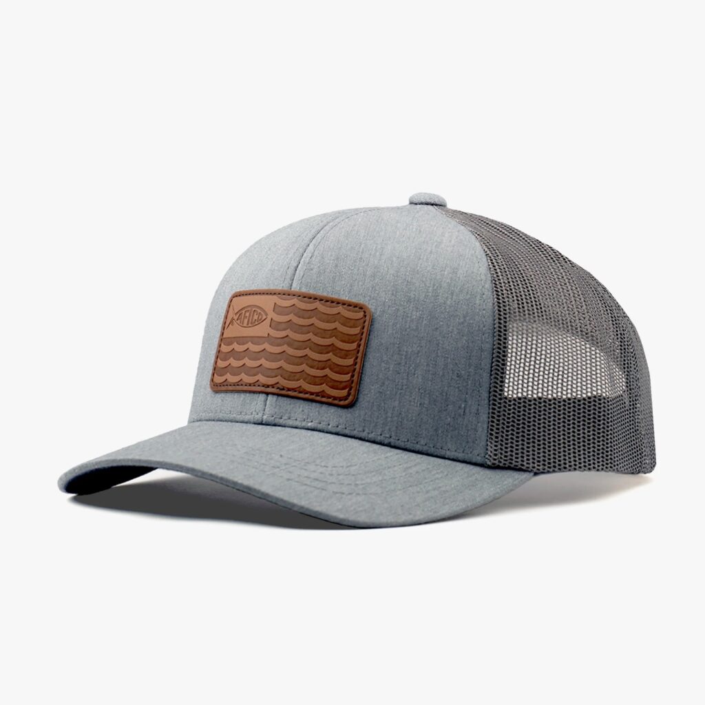Gorra trucker gris con parche de cuero marrón y parte trasera de malla.