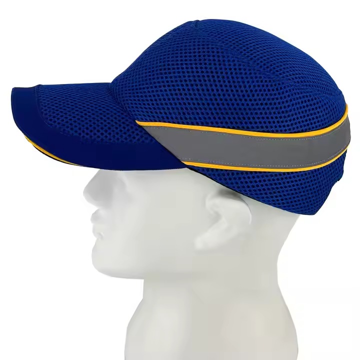 Gorra de béisbol de malla azul con ribetes amarillos y una banda de seguridad gris reflectante, colocada sobre la cabeza de un maniquí blanco de perfil.