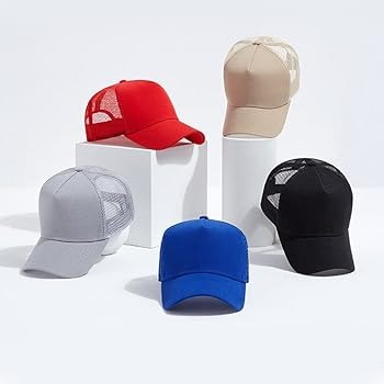 Una variedad de gorras de camionero en rojo, beige, gris, azul y negro, expuestas en soportes blancos con un fondo limpio.