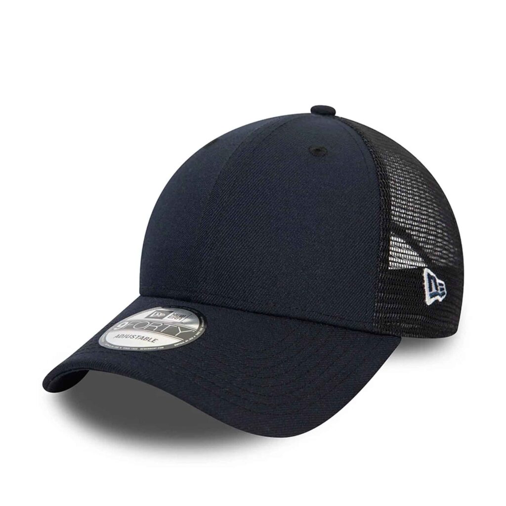Cappello trucker in rete blu navy con tesa curva e adesivo.