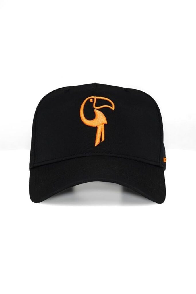 Schwarze Kappe mit orangefarbener Tukan-Stickerei