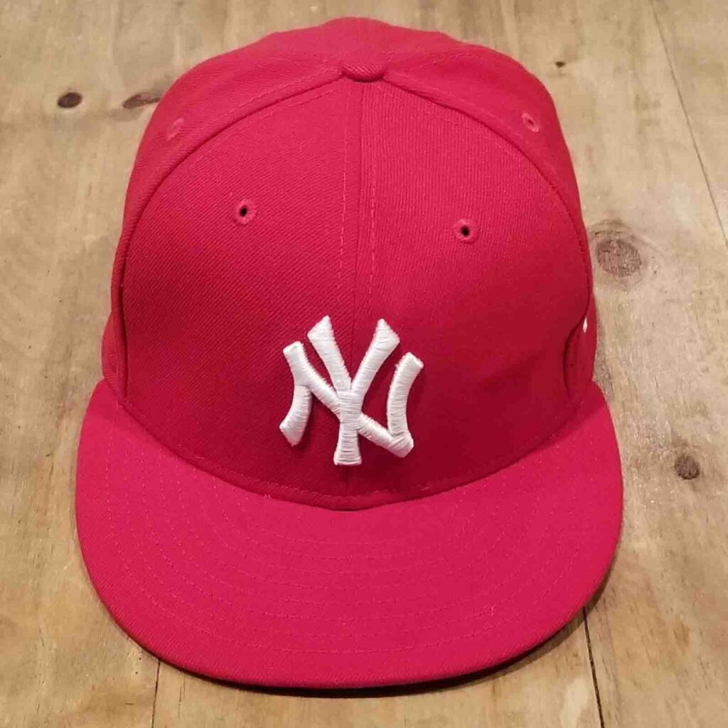 Gorra de béisbol roja con logotipo