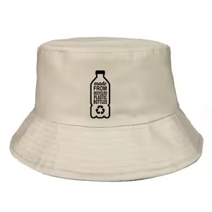 Witte emmerhoed met een gedrukt zwart pictogram van een plastic fles met de tekst "Gemaakt van gerecyclede plastic flessen" en een recyclingsymbool.