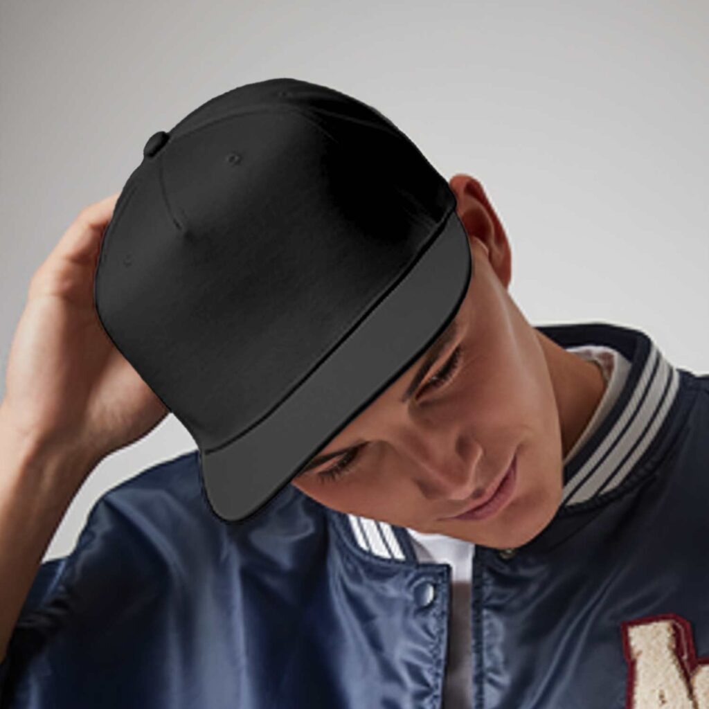 Giovane uomo che indossa un semplice cappellino da baseball nero e una giacca varsity in raso.