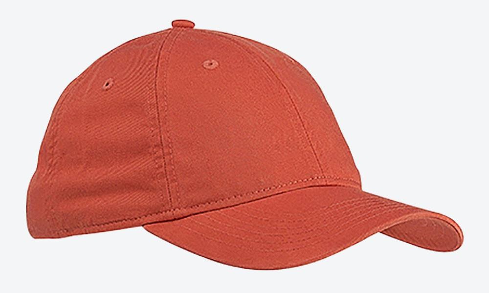 Einfarbige orangefarbene Baseballkappe auf weißem Hintergrund