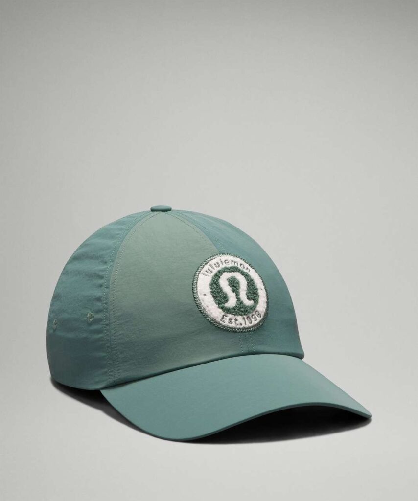 Grüne Mütze mit Lululemon-Logoaufnäher