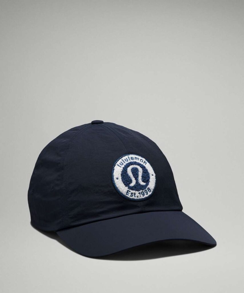 Dunkelblaue Mütze mit weißem Lululemon-Aufnäher